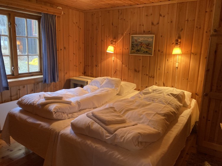 Det er 2 soverom med totalt 4 sengeplasser, bad, stue og kjøkken i Gamlestugu.