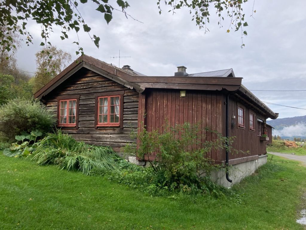 Gammelstugu utendørs sommer 2