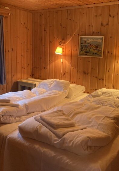 Det er 2 soverom med totalt 4 sengeplasser, bad, stue og kjøkken i Gamlestugu.